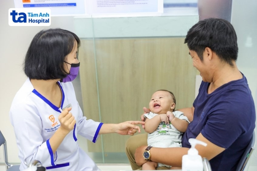 khám trước khi tiêm vaccine infanrix hexa