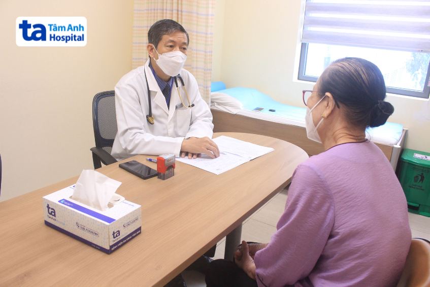 Khám và tư vấn cho bệnh nhân trước khi sử dụng thuốc