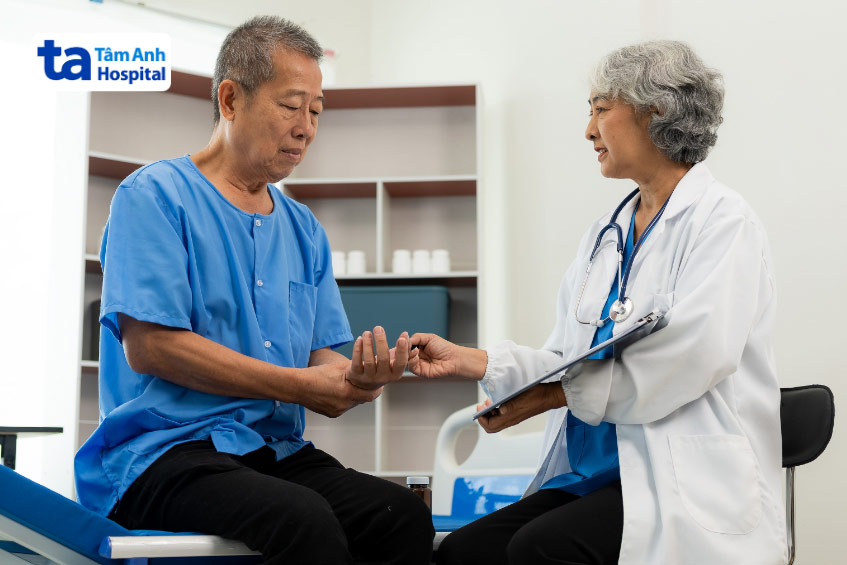 Bệnh nhân rung nhĩ khi bị chảy máu do dùng thuốc kháng đông, cần thông báo ngay cho bác sĩ