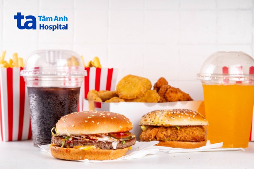 không nên ăn thức ăn nhanh hoặc nhiều dầu mỡ trước khi xét nghiệm máu