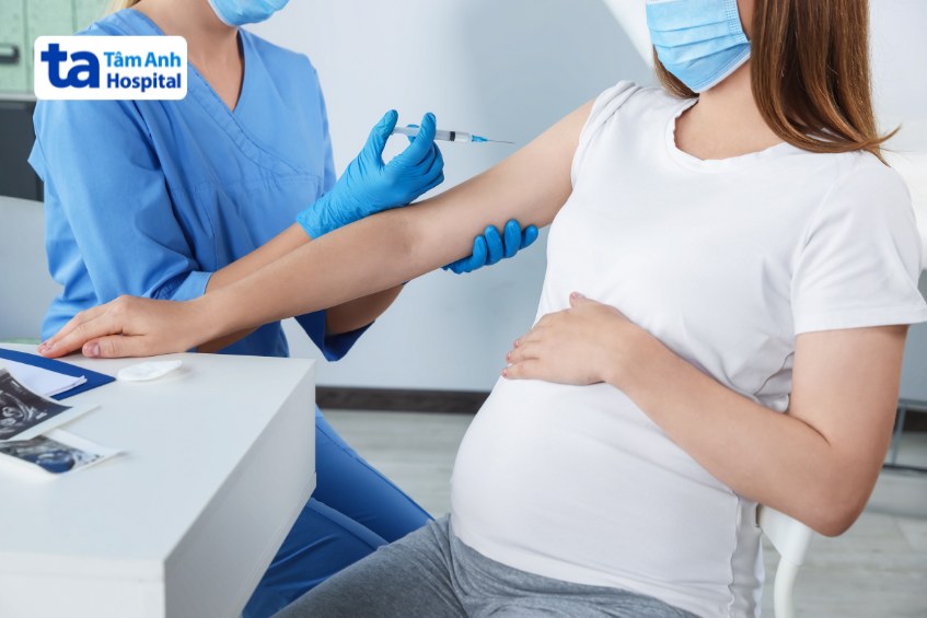 Kỹ thuật viên thực hiện tiêm trưởng thành phổi cho thai phụ
