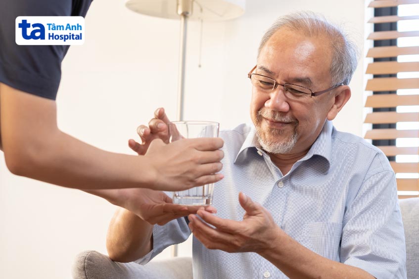 Người cao tuổi cần có lối sống lành mạnh trong thời gian chữa đau khớp háng