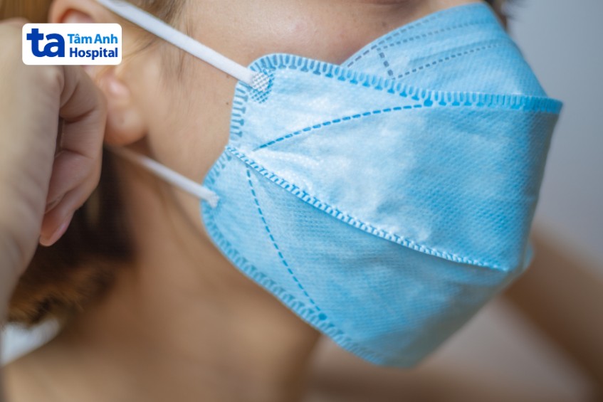 Mang khẩu trang khi ra ngoài giúp bảo vệ phế quản
