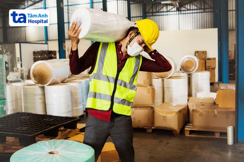 Mang vác vật nặng ảnh hướng đến khớp xương