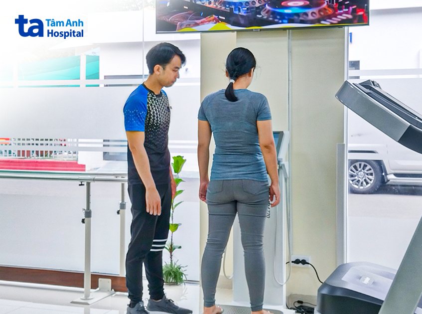 “Mẹ bỉm” được đo inbody kiểm tra