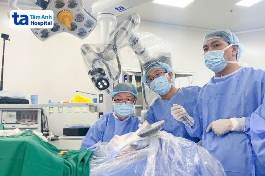 mổ cấp cứu đột quỵ xuất huyết não bằng robot ai tại tâm anh