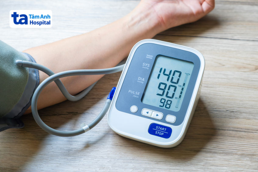 Người bệnh có chỉ số cao ở mức 140/90 mmHg, cần được chỉ định dùng thuốc ngay lập tức