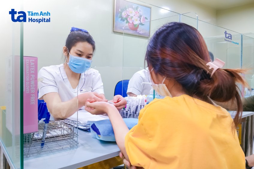 Người bệnh đang chuẩn bị lấy máu xét nghiệm