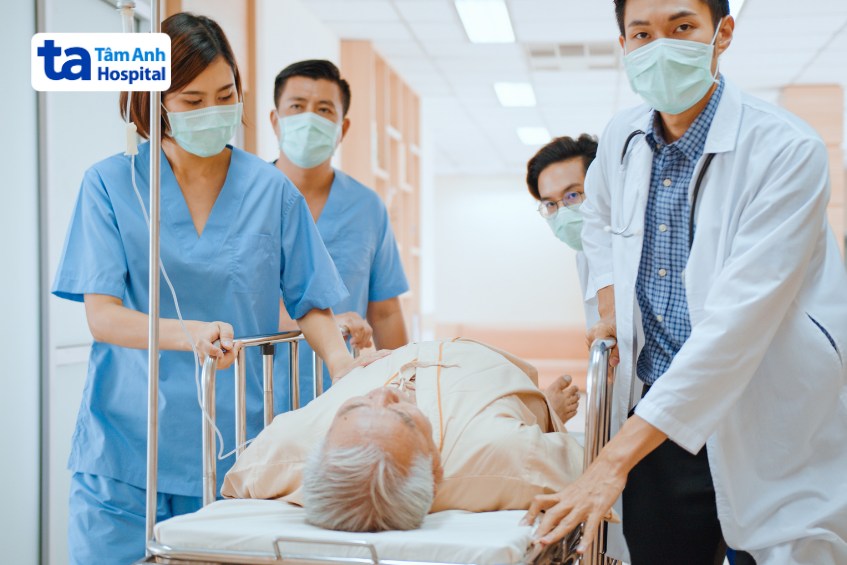 người bị đột quỵ ngoại viện cần gọi cấp cứu