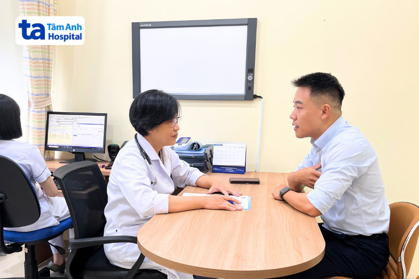 Người bị mỡ máu cao nên tuân thủ lịch tái khám của bác sĩ