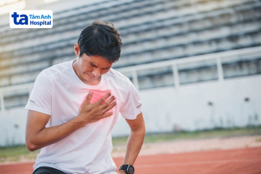Người bị nhịp tim nhanh có thể gặp dấu hiệu như đau ngực và khó thở
