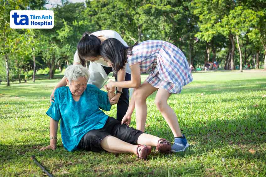 Nguyên nhân bị đau khớp háng ở người già