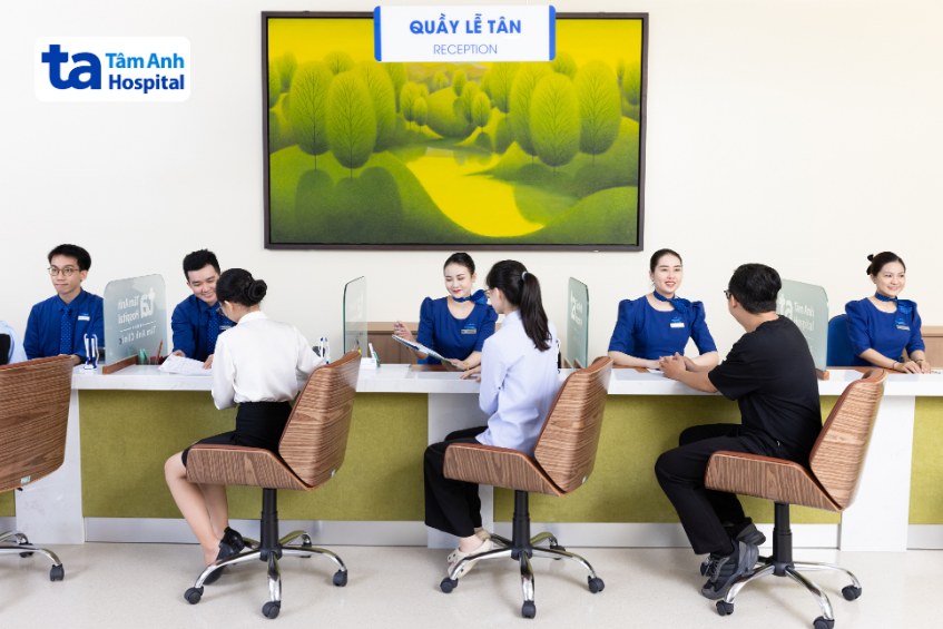 nhân viên vỗ trợ đăng ký khám tầm soát đột quỵ