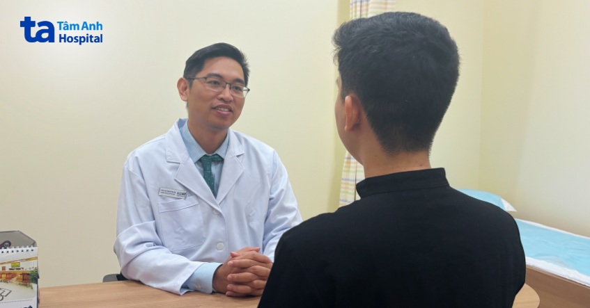 nước tiểu màu trắng trong suốt khi nào cần gặp bác sĩ