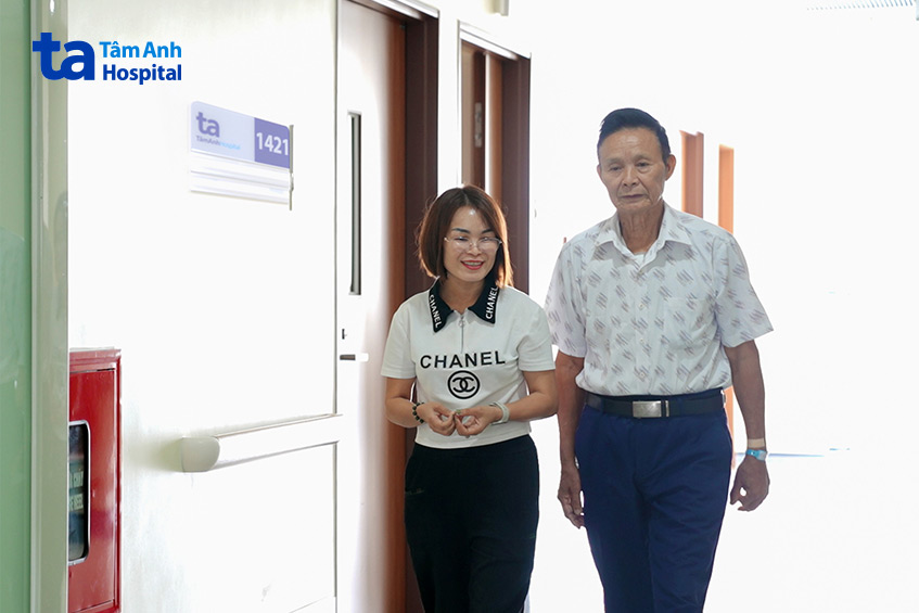 Ông Liêm (phải) sức khỏe đã ổn định, được xuất viện sau hơn 10 ngày phẫu thuật