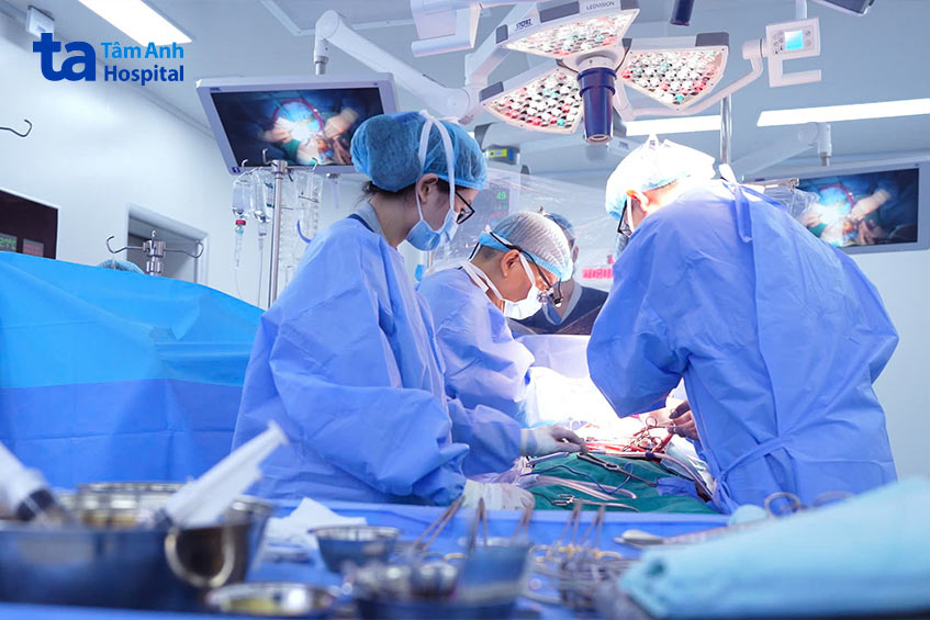 PGS Ước và ekip thực hiện phẫu thuật tim hở theo phương pháp Bentall cho bệnh nhân