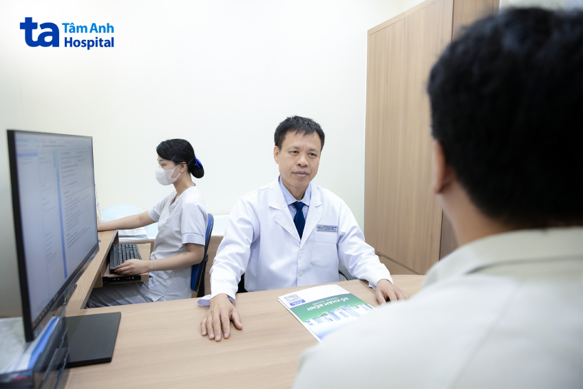 PGS.TS.BS Vũ Hữu Vĩnh, Giám đốc Trung tâm Ngoại Lồng ngực – Mạch máu, Hệ thống BVĐK Tâm Anh TP.HCM đang thăm khám cho bệnh nhân