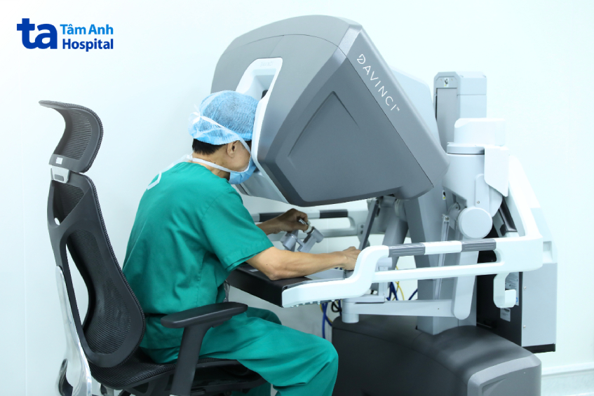 PGS.TS.BS Vũ Hữu Vĩnh - Giám đốc Trung tâm Ngoại Lồng ngực – Mạch máu, Hệ thống BVĐK Tâm Anh TP.HCM đang thao tác phẫu thuật trên Robot Da Vinci XI thế hệ mới