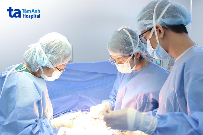 phẫu thuật mở bụng lấy 1000ml máu