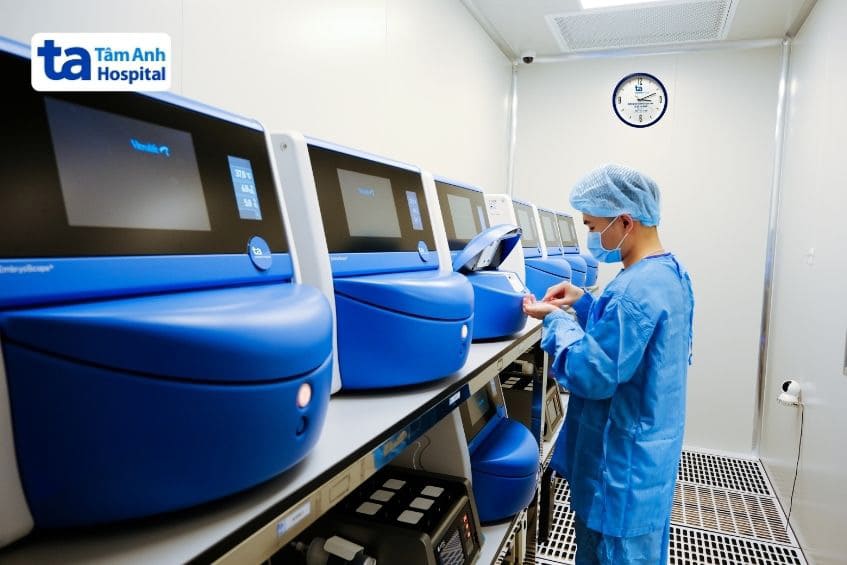 Phôi sau khi được hỗ trợ thoát màng sẽ được chuyển vào tủ nuôi cấy