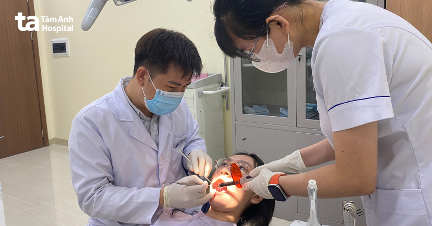 Nên cắt lợi trùm hay nhổ răng khôn?