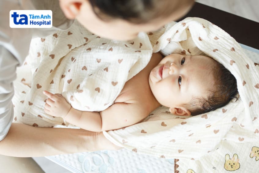 Sau khi tắm cho trẻ bị viêm phổi cần nhanh chóng lau khô người và giữ ấm