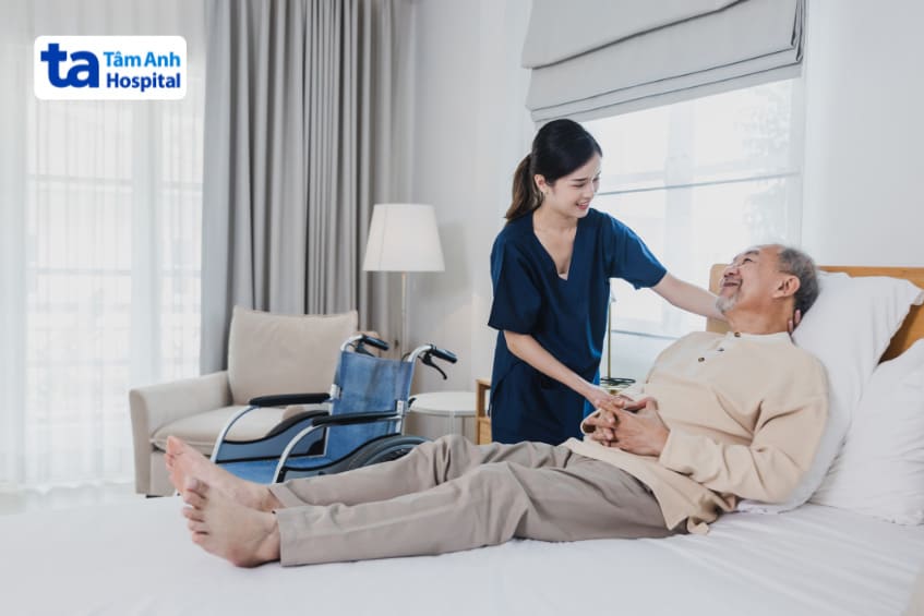 Sau phẫu thuật người bệnh cần được theo dõi và chăm sóc kỹ càng