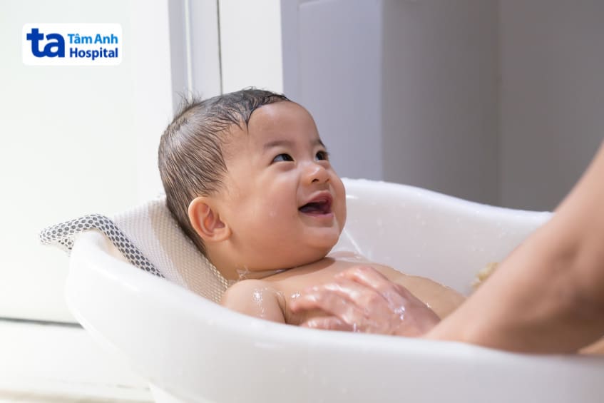 Tắm đúng cách mang đến nhiều lợi ích cho trẻ bị viêm phổi