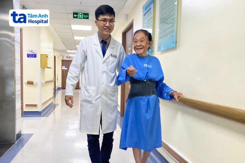 tập đi cho người bệnh trước khi xuất viện