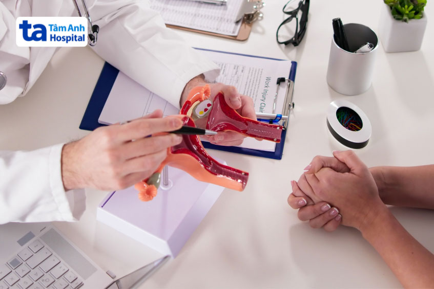 thăm khám cùng bác sĩ sản phụ khoa