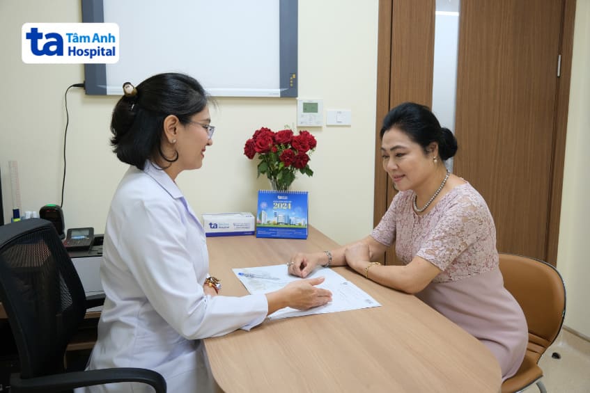 Thăm khám định kỳ 6 tháng 1 lần giúp đảm bảo sức khỏe cho nữ giới trong thời kỳ mãn kinh