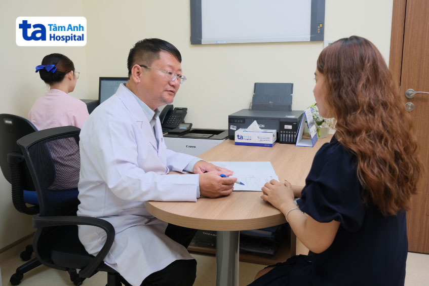 thăm khám và tư vấn cho bệnh nhân