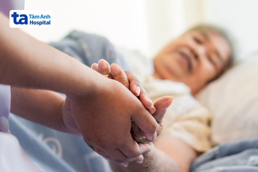 Theo dõi sức khỏe và động viên tinh thần, giúp bệnh nhân ung thư tim thoải mái nhằm nâng cao hiệu quả điều trị và chất lượng cuộc sống