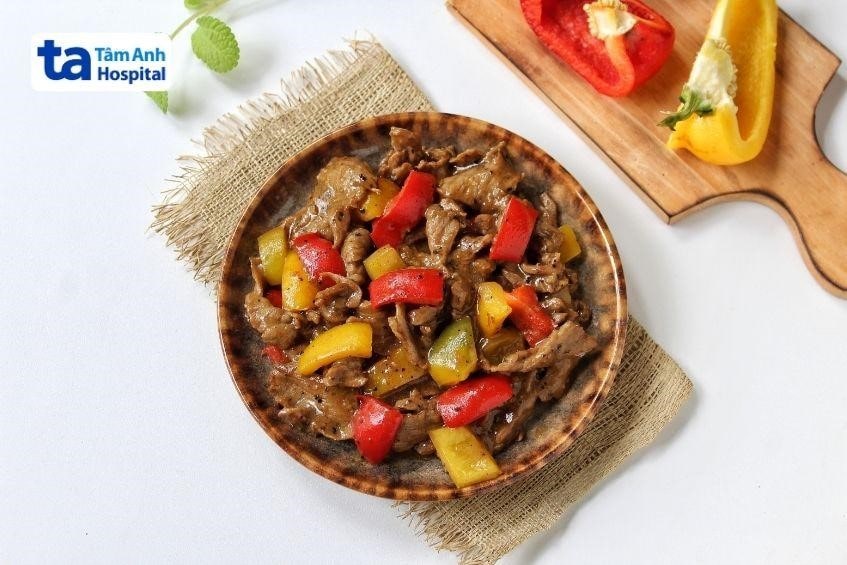 thịt bò xào rau củ giúp trẻ hấp thụ chất