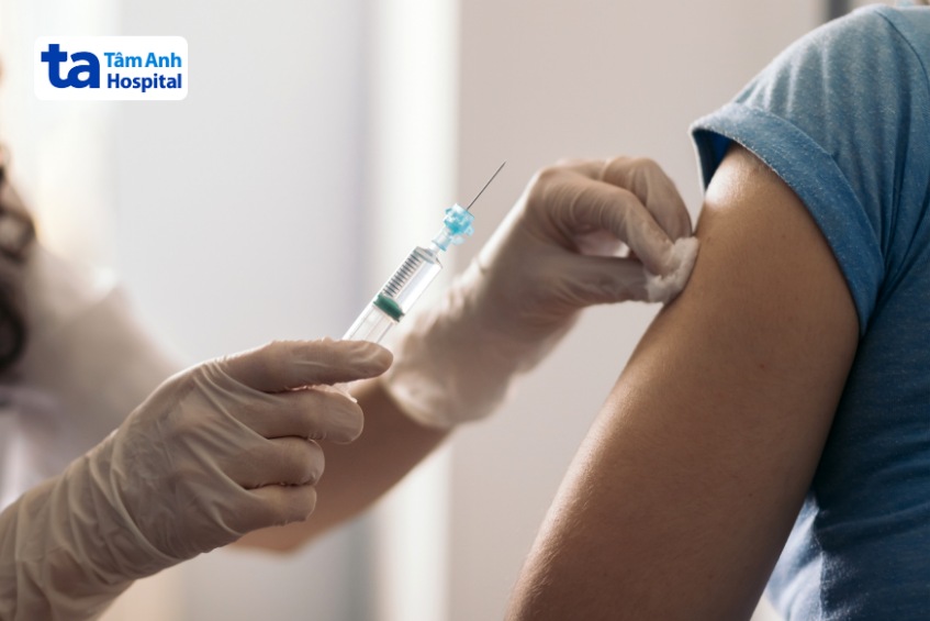 Tiêm vắc-xin đầy đủ theo chỉ định để phòng bệnh viêm phế quản