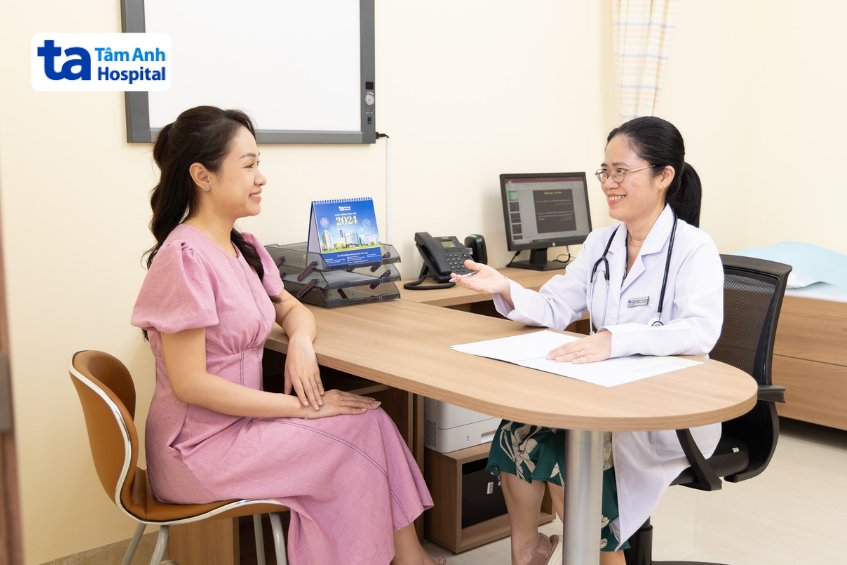 Tiến sĩ, Bác sĩ Đặng Thị Mai Khuê đang thăm khám