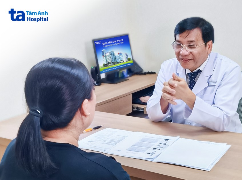 Tiến sĩ bác sĩ Lâm Văn Hoàng đang tư vấn