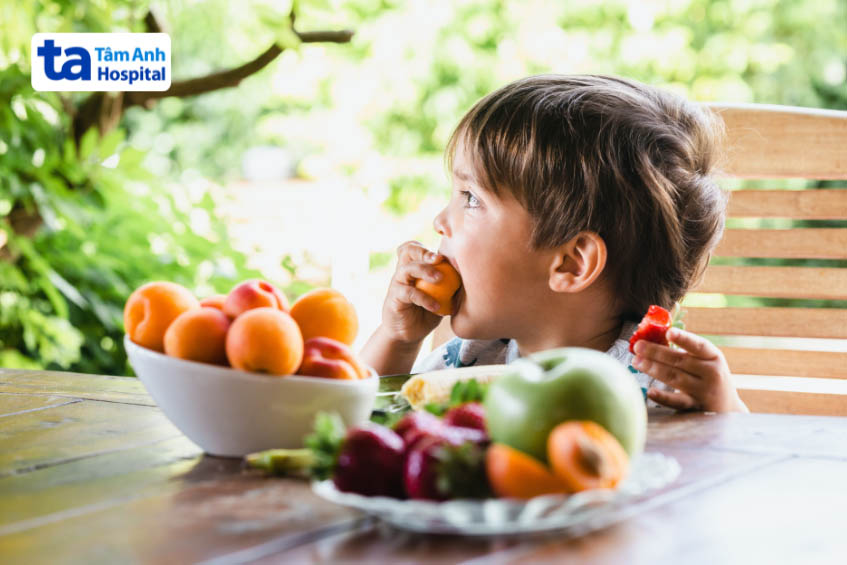 Trẻ bị bướu máu nên ăn nhiều loại trái cây