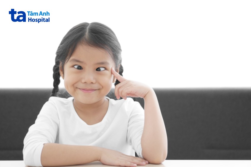 trẻ bị lé kim bẩm sinh