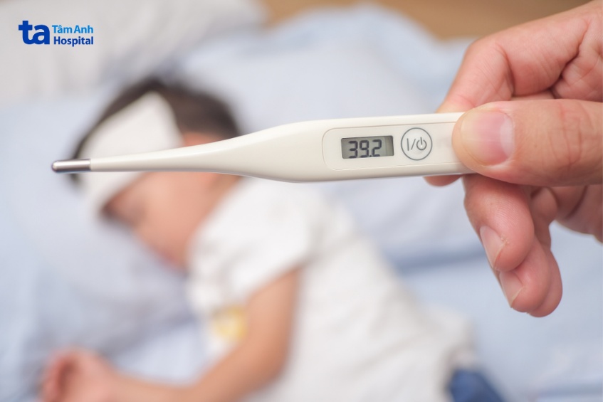 trẻ bị sốt cao