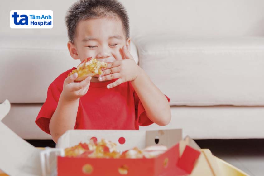 Trẻ mắc bướu máu nên kiêng ăn nhiều đồ chiên