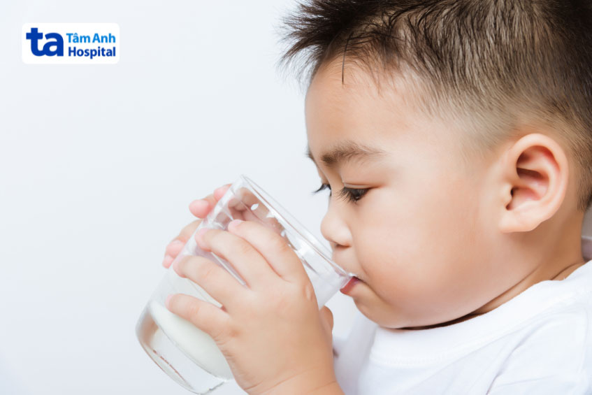 Trẻ nên uống đủ nước sau khi mổ ruột thừa