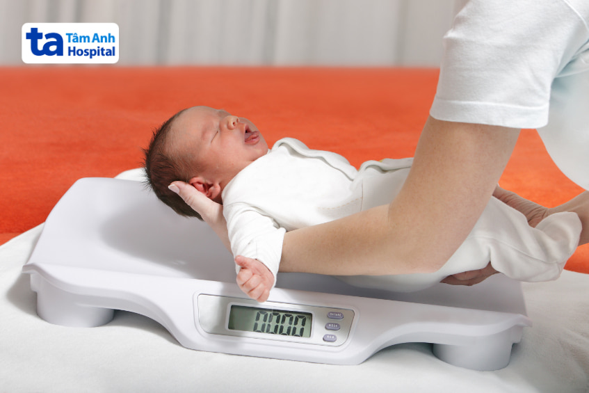 Trẻ sơ sinh tăng cân chậm có sao không?