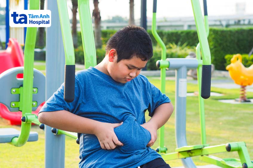 Trẻ thừa cân có nguy cơ cao bị đau khớp háng