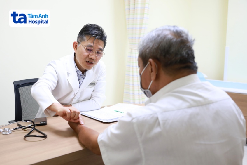 TS.BS Nguyễn Anh Dũng, Trưởng khoa Ngoại Lồng ngực - Mạch máu, BVĐK Tâm Anh TP.HCM đang thăm khám cho bệnh nhân