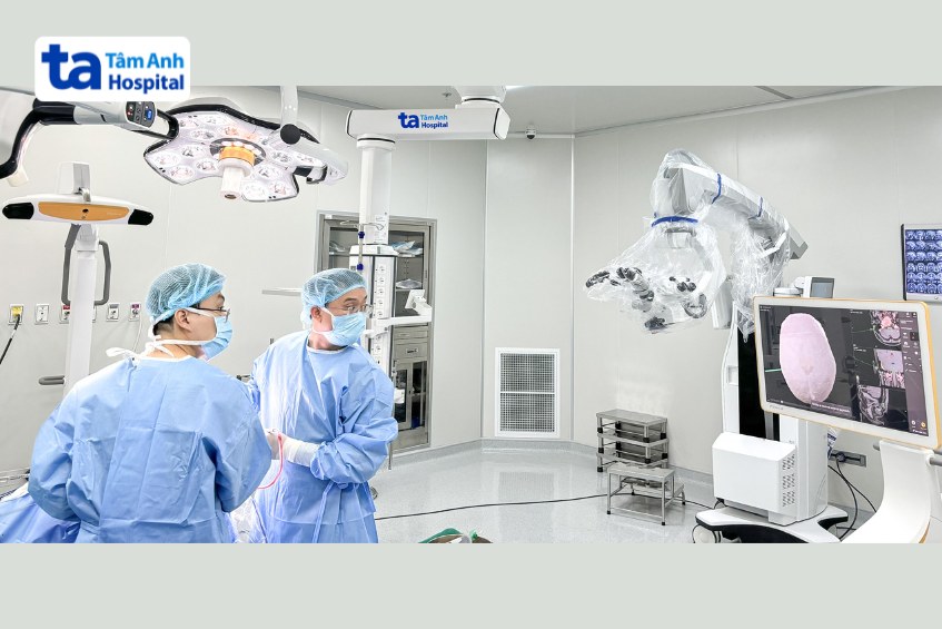 ứng dụng robot phẫu thuật mở sọ não