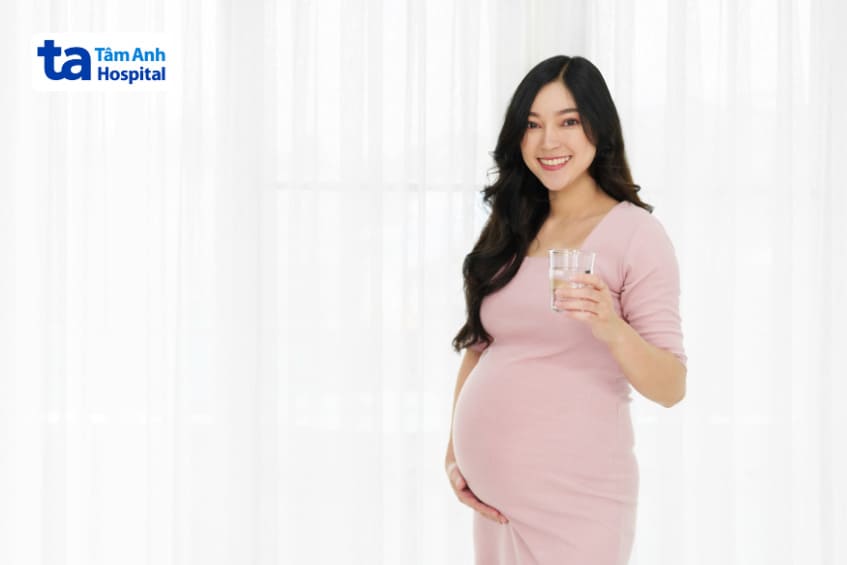 Uống đủ nước là điều kiện cần thiết giúp cơ thể khỏe mạnh khi mang thai