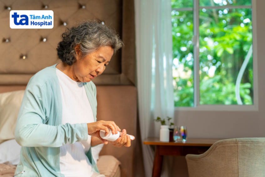 Uống thuốc điều trị cứng khớp buổi sáng