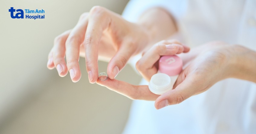 vệ sinh kính áp tròng đúng cách