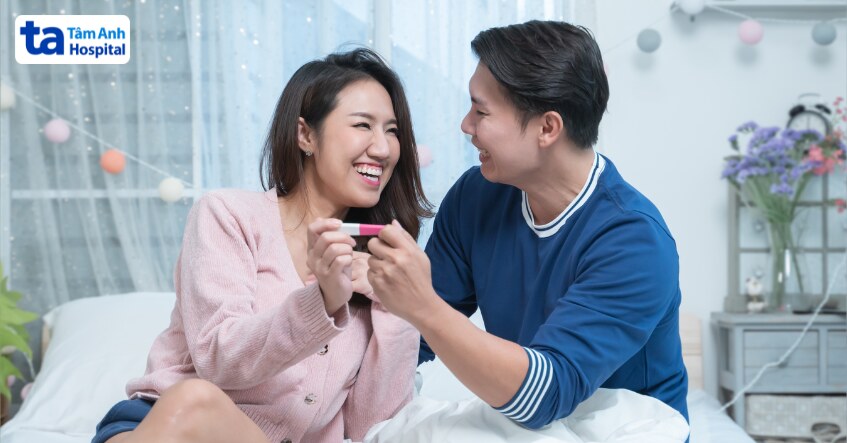 xác định có thai hay không bằng que thử